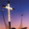Krzyż i zespół‚ ołtarza papieskiego